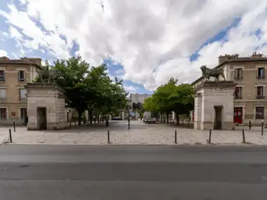 Vue de la rue sur l entrée du parc Georges Brassens à Paris.