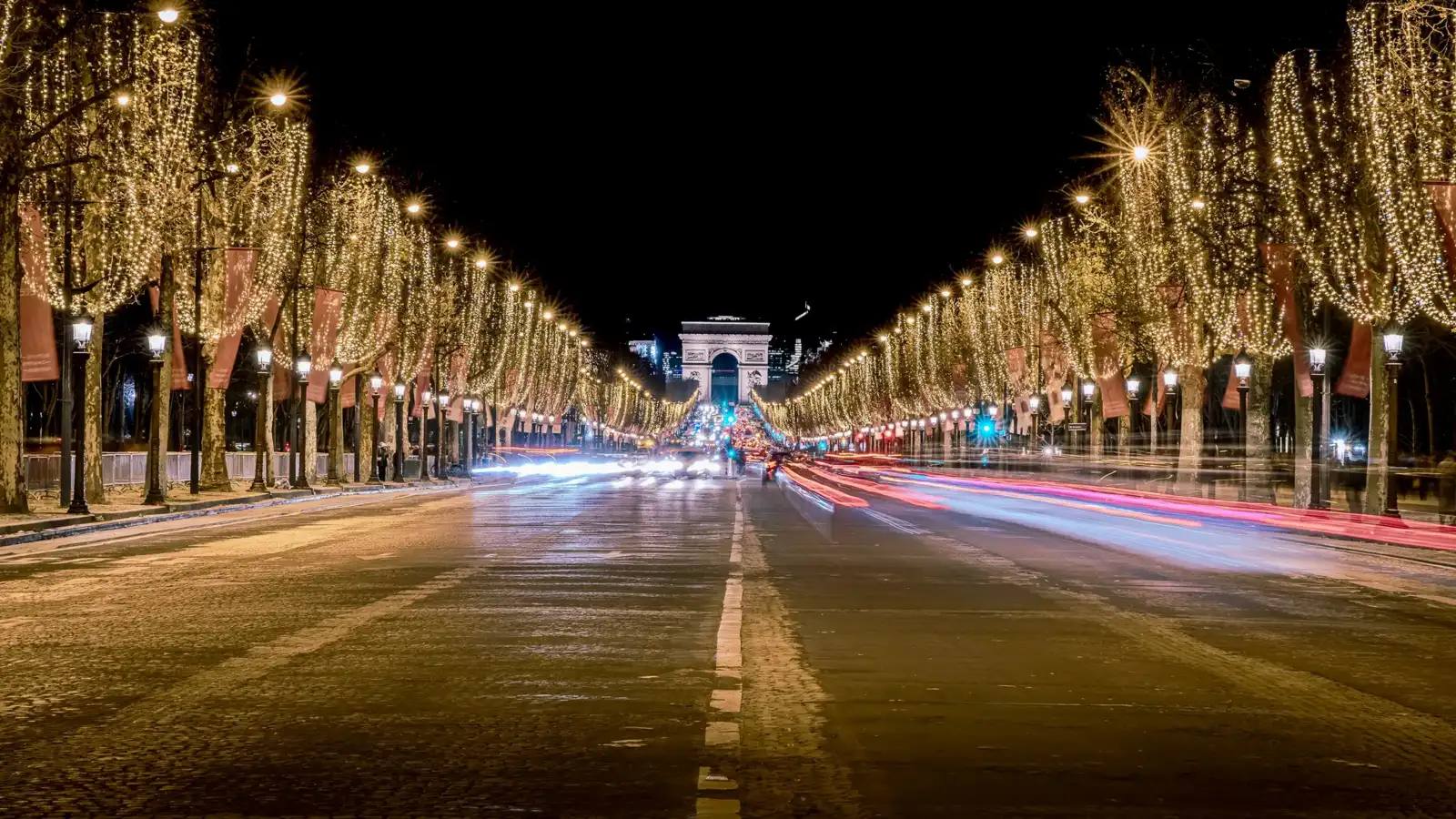 Les Champs Élysées illuminés pour Noël mènent vers l Arc de Triomphe la nuit.