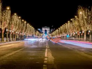 Les Champs Élysées illuminés pour Noël mènent vers l Arc de Triomphe la nuit.