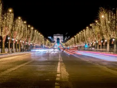 Les Champs Élysées illuminés pour Noël mènent vers l Arc de Triomphe la nuit.