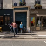 Des personnes entrent dans le Passage de l'Ancre situé entre deux commerces parisiens.