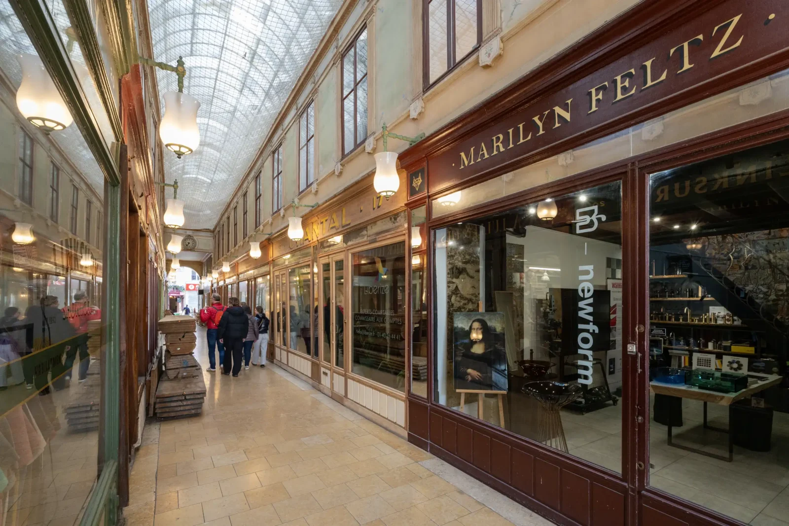 Vue intérieure du Passage du Bourg l'Abbé à Paris avec ses boutiques élégantes.