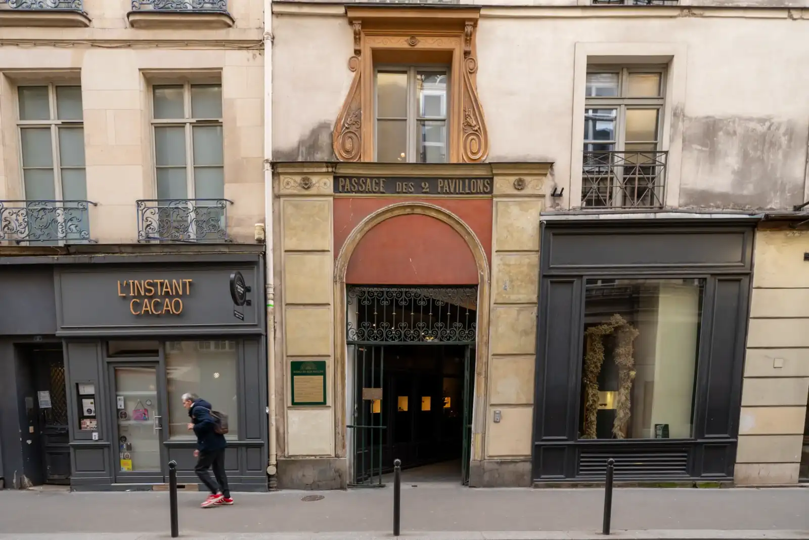 Façade historique du Passage des 2 Pavillons avec une entrée voûtée à Paris.