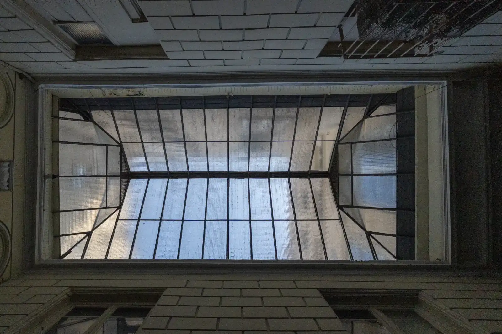Vue en contre-plongée de la grande verrière du Passage Feydeau à Paris.