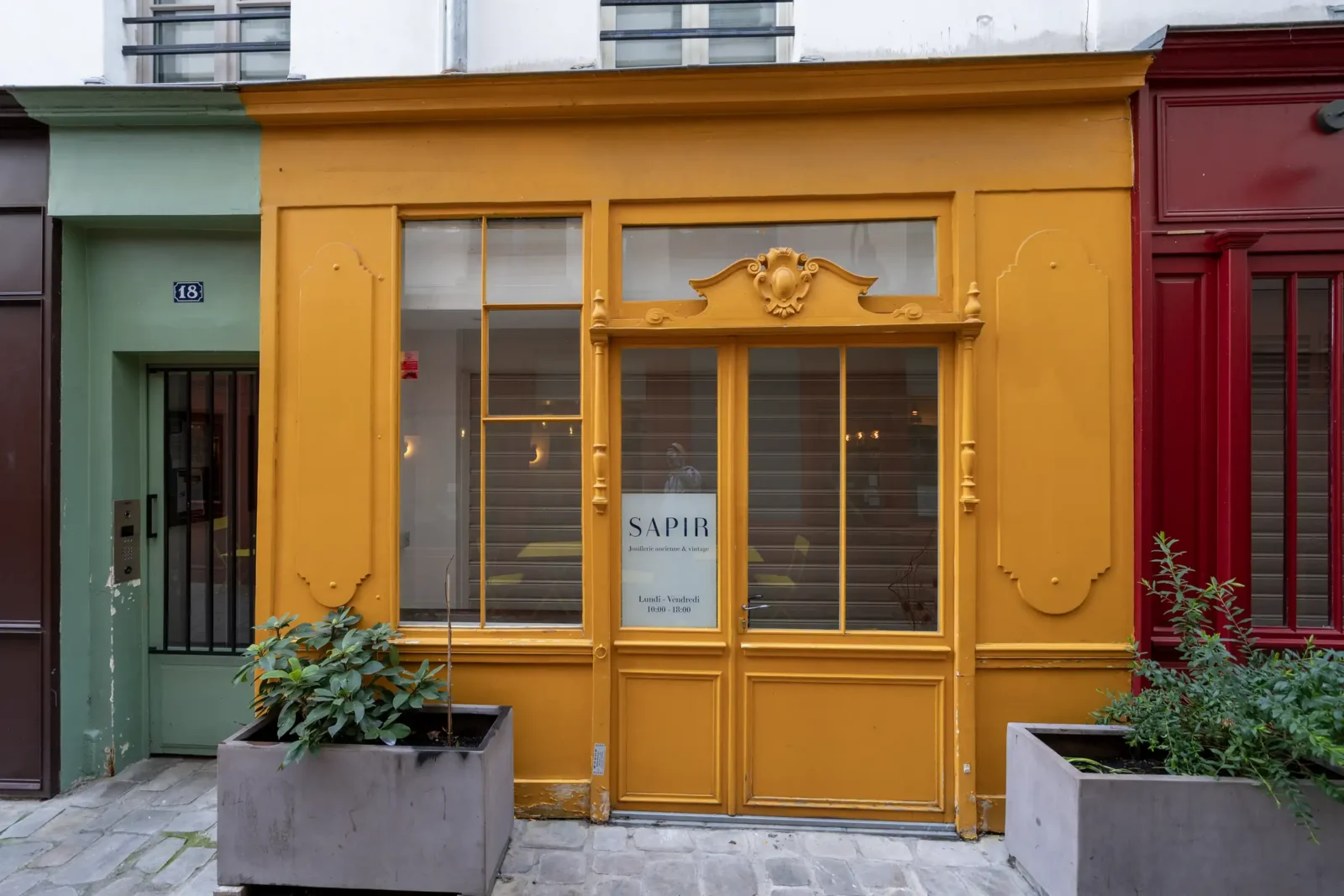 Une devanture de bijouterie jaune moutarde située dans le Passage Molière à Paris.