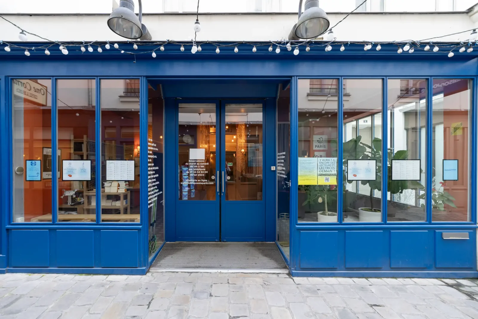 La devanture bleue de la Maison de la Poésie dans le Passage Molière à Paris.
