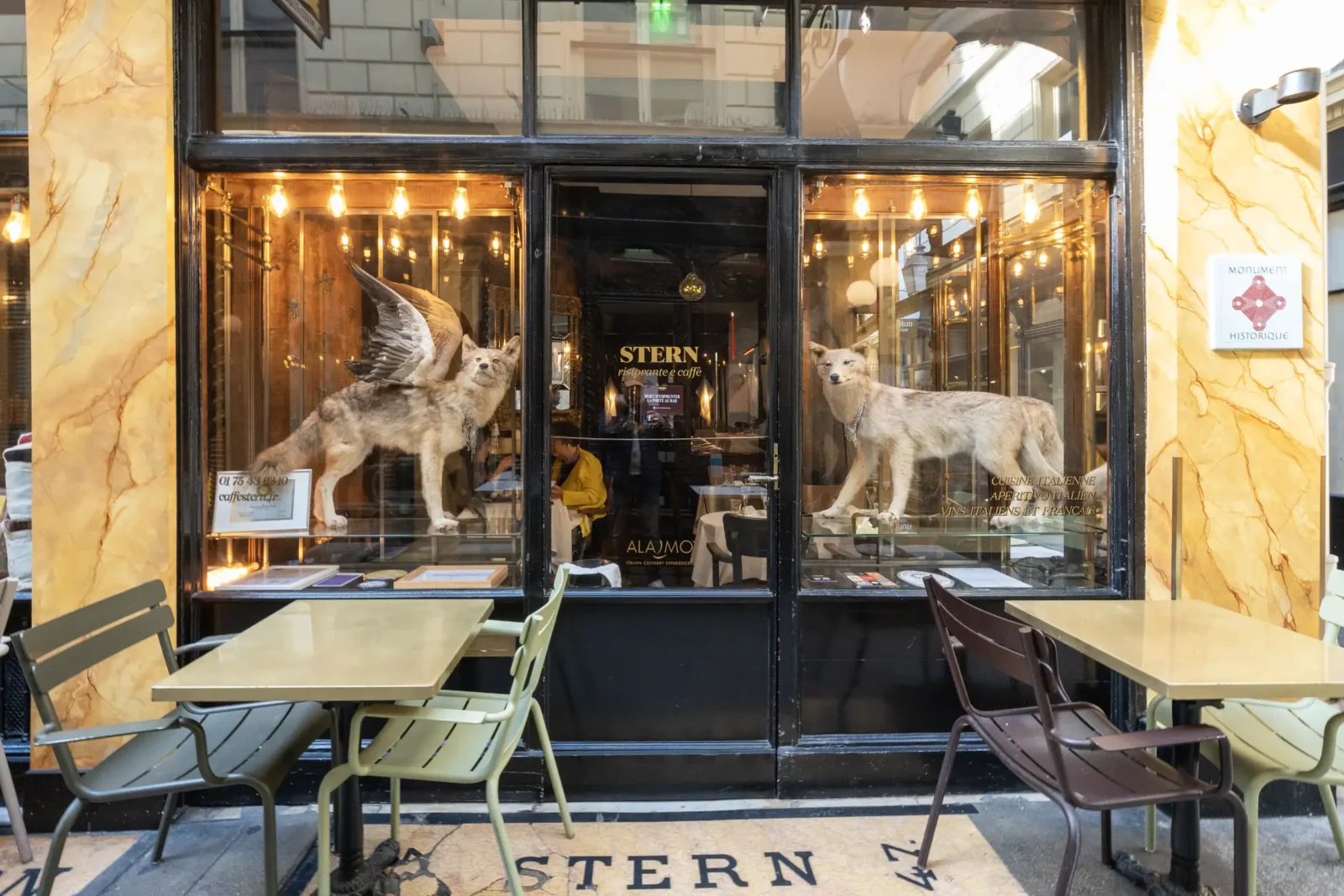 La devanture du restaurant Stern dans un passage parisien expose deux loups naturalisés.