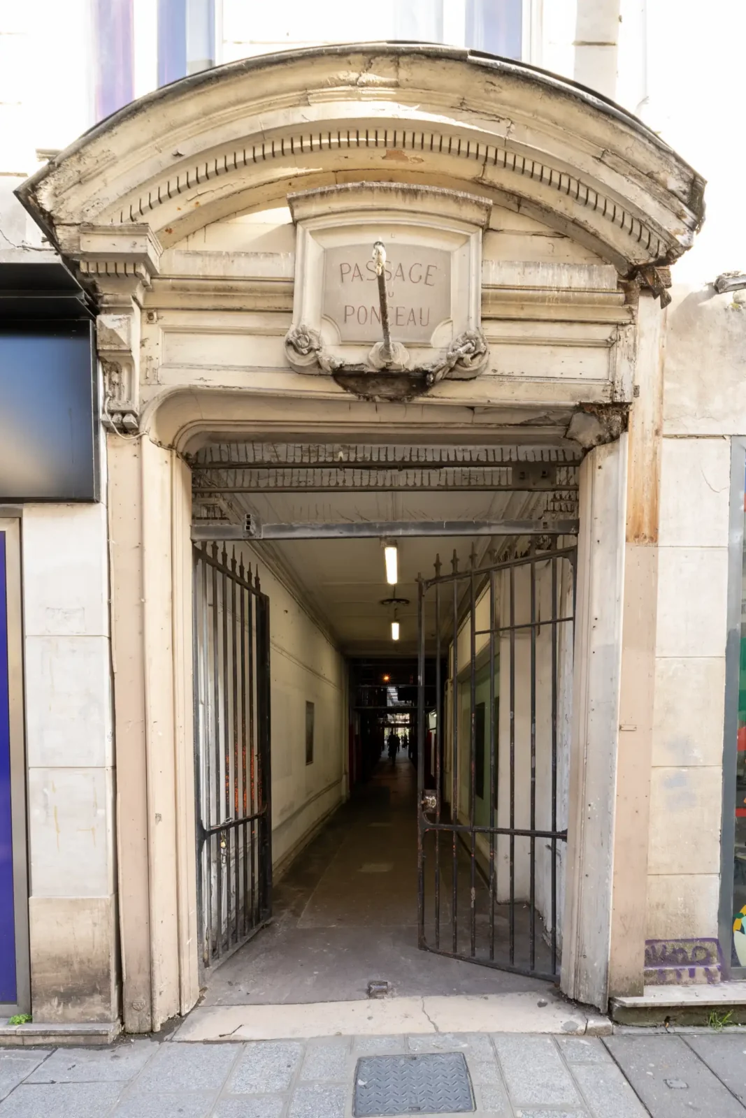 Entrée ancienne du Passage du Ponceau avec portail en fer ouvert à Paris.