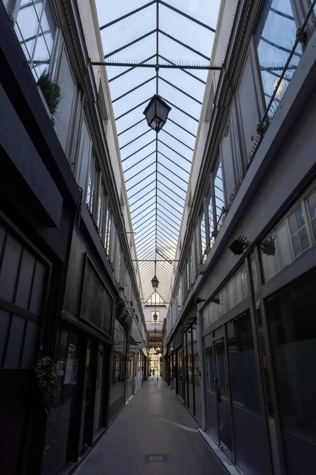 Une vue en perspective du Passage du Ponceau sous sa verrière historique à Paris.