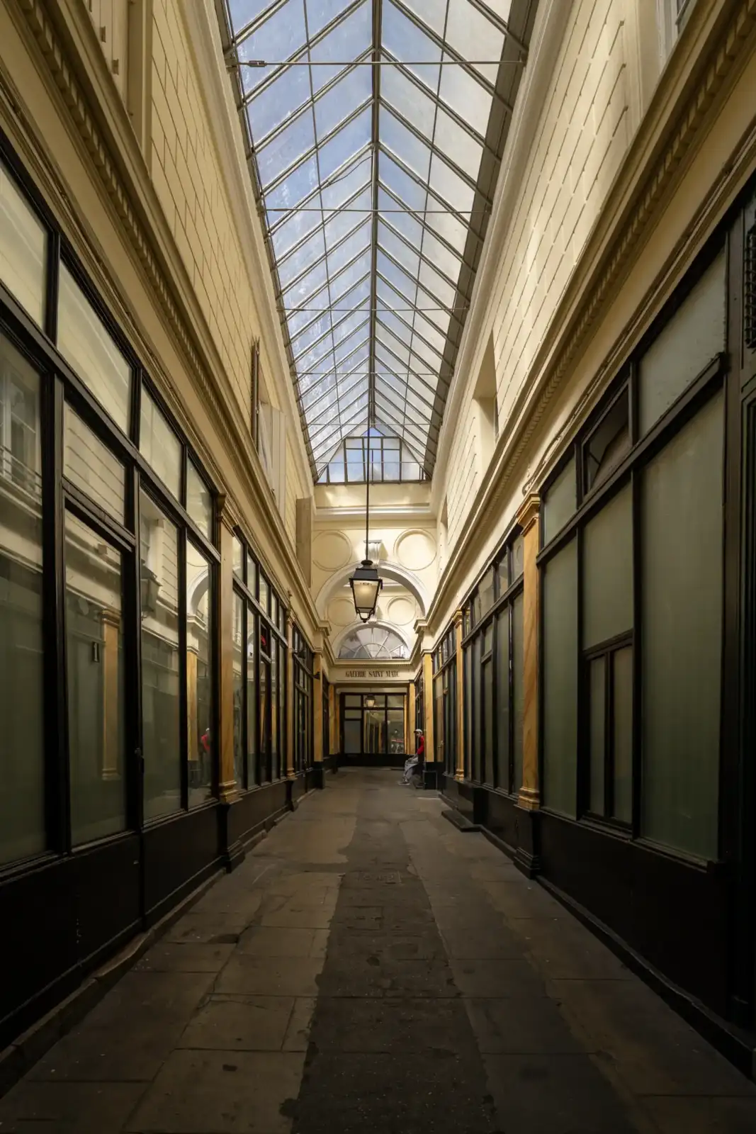 Une vue en plongée du Passage Saint Marc à Paris sous une verrière.