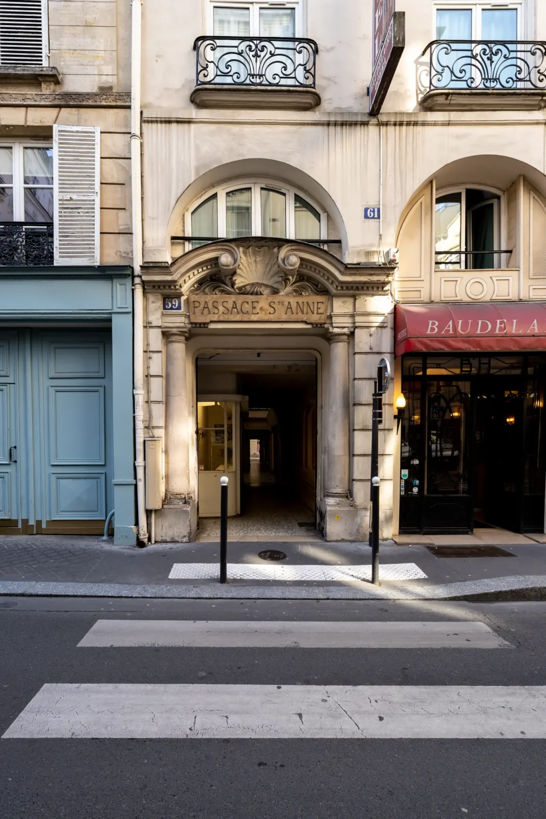 La façade historique du Passage Sainte-Anne à Paris avec son entrée voûtée en pierre.