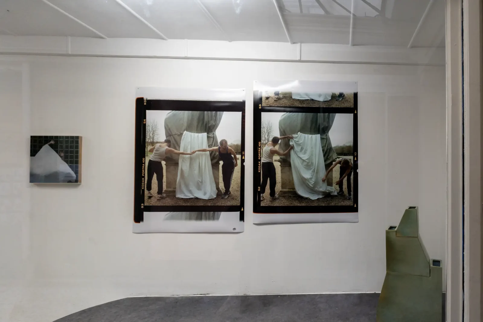 Deux grandes photographies exposées sur un mur blanc dans une galerie du passage Sainte-Anne.
