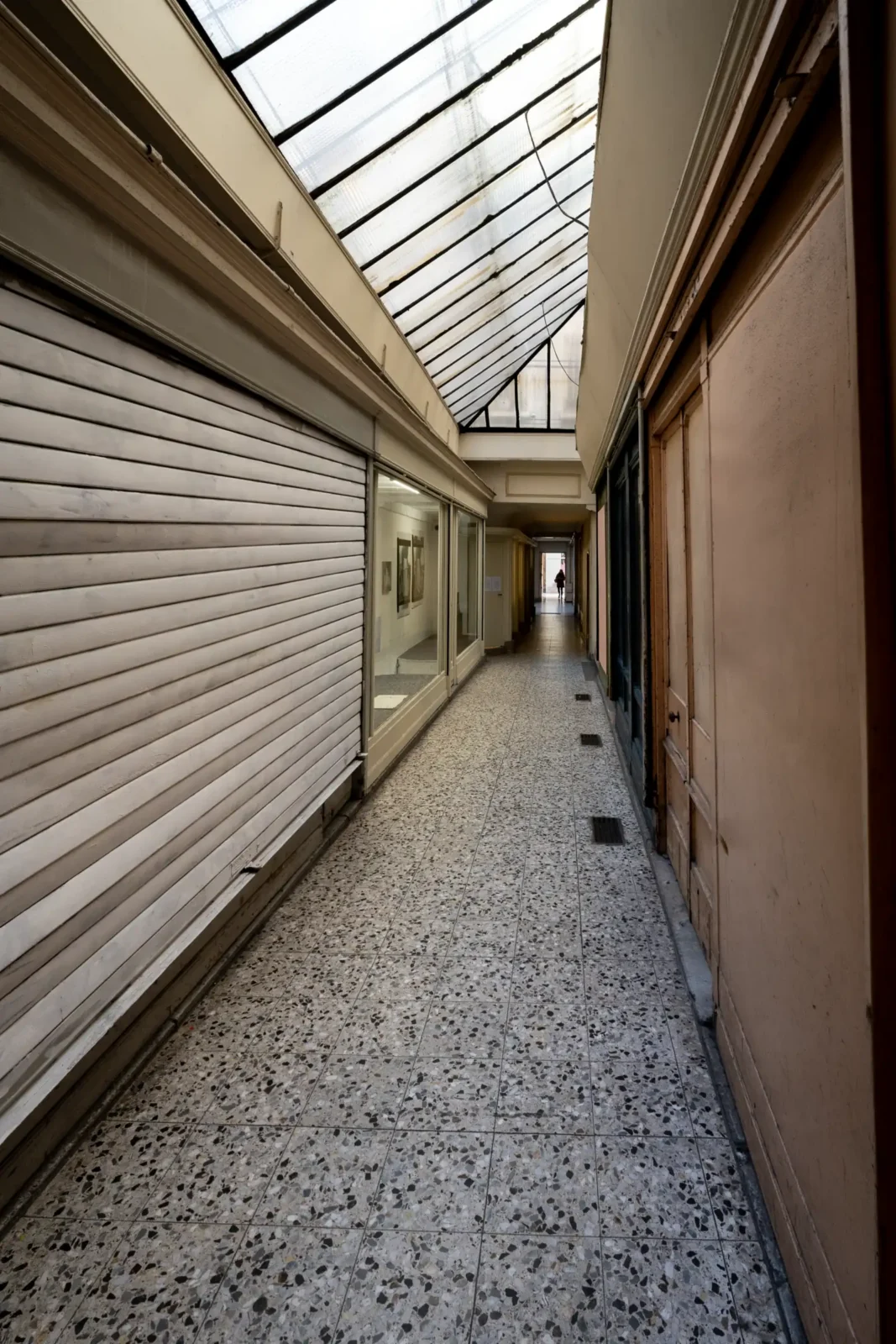 Une vue en perspective du Passage Sainte-Anne à Paris avec son toit vitré caractéristique.