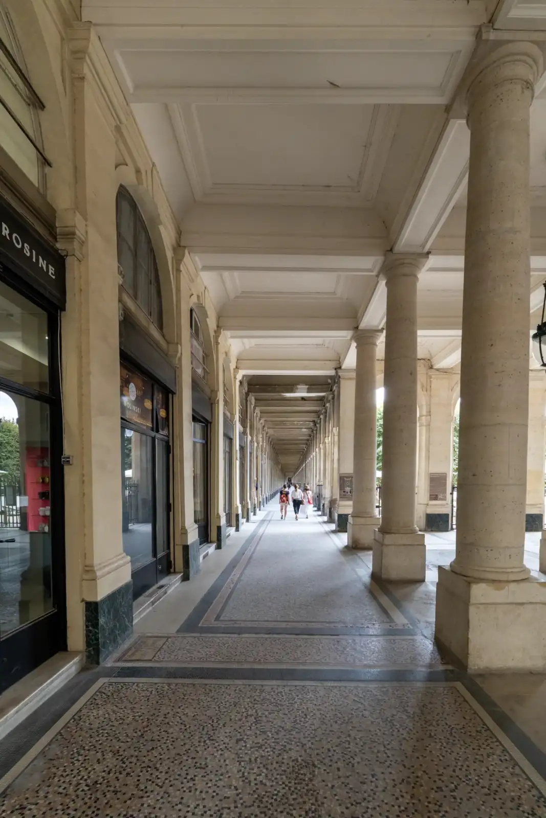 Vue en perspective de la longue galerie couverte du Passage Valois à Paris.