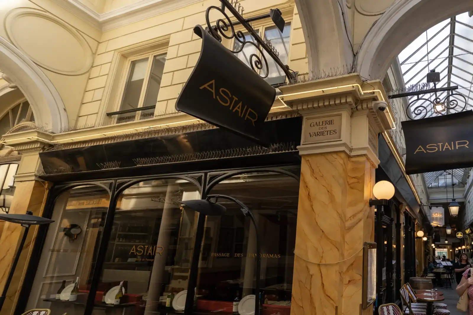 La façade élégante du restaurant Astair se trouve sous la verrière du Passage des Variétés.