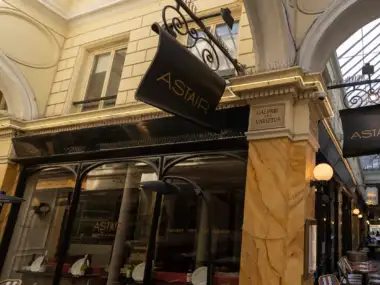 La façade élégante du restaurant Astair se trouve sous la verrière du Passage des Variétés.