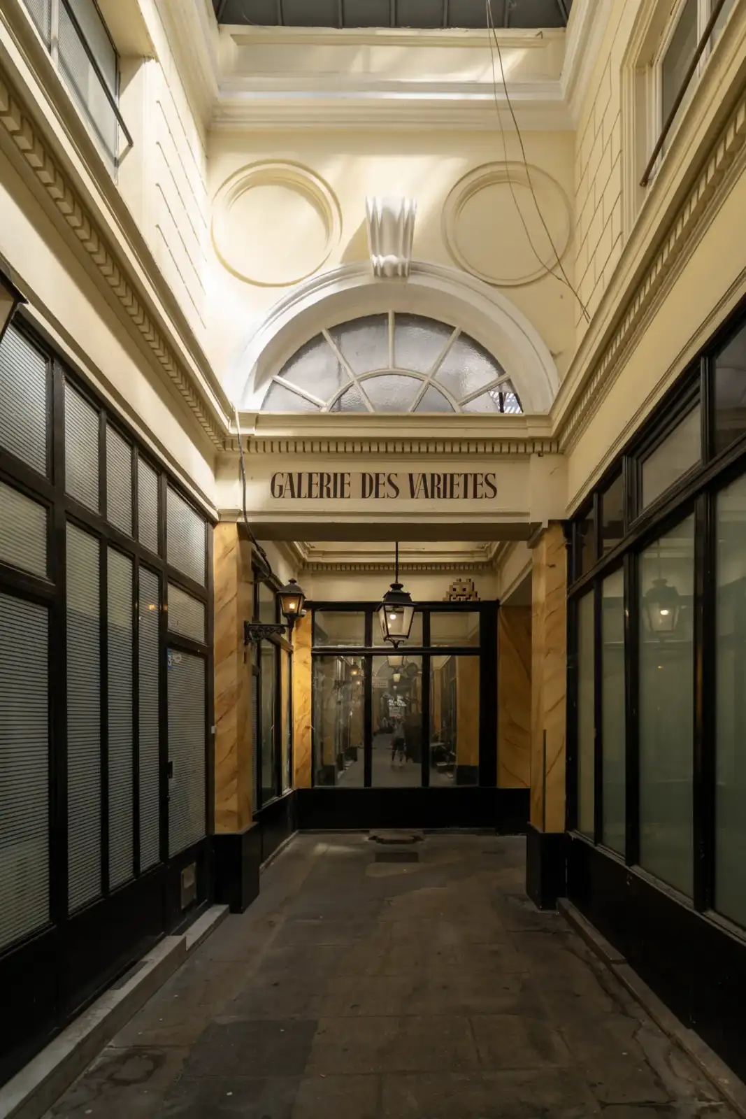 Une vue en plongée du Passage des Panoramas à Paris montre son architecture ancienne.