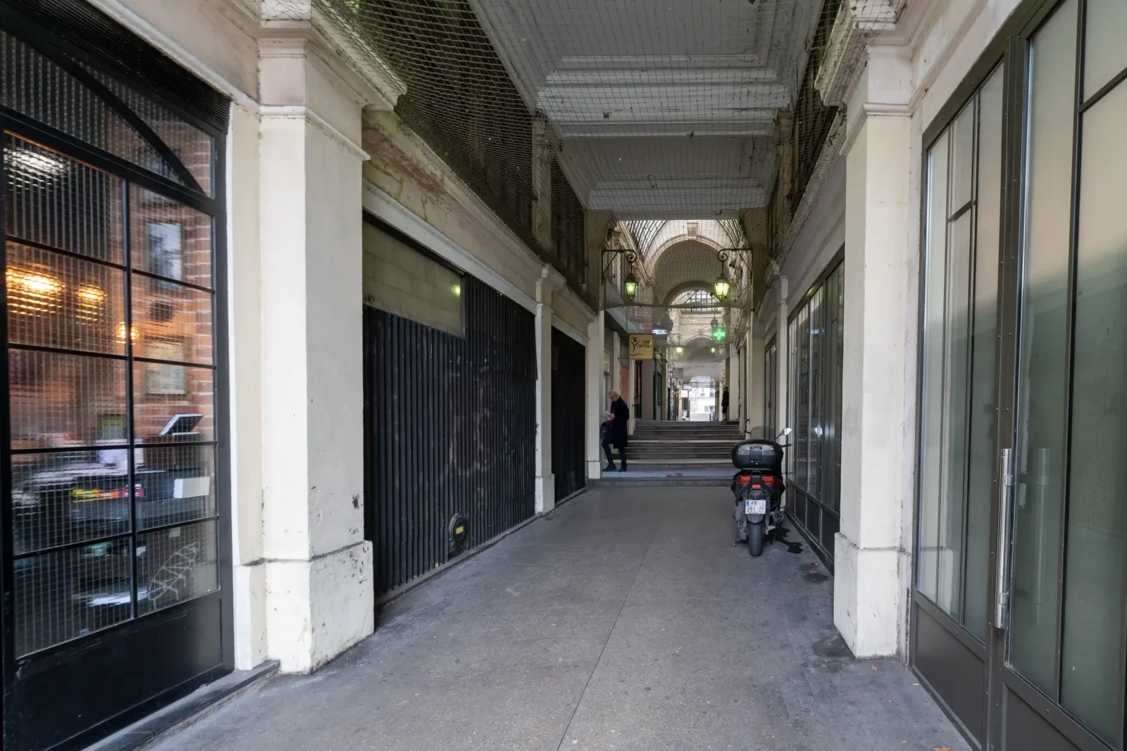 Une vue en perspective du Passage Vendôme à Paris avec une moto stationnée.
