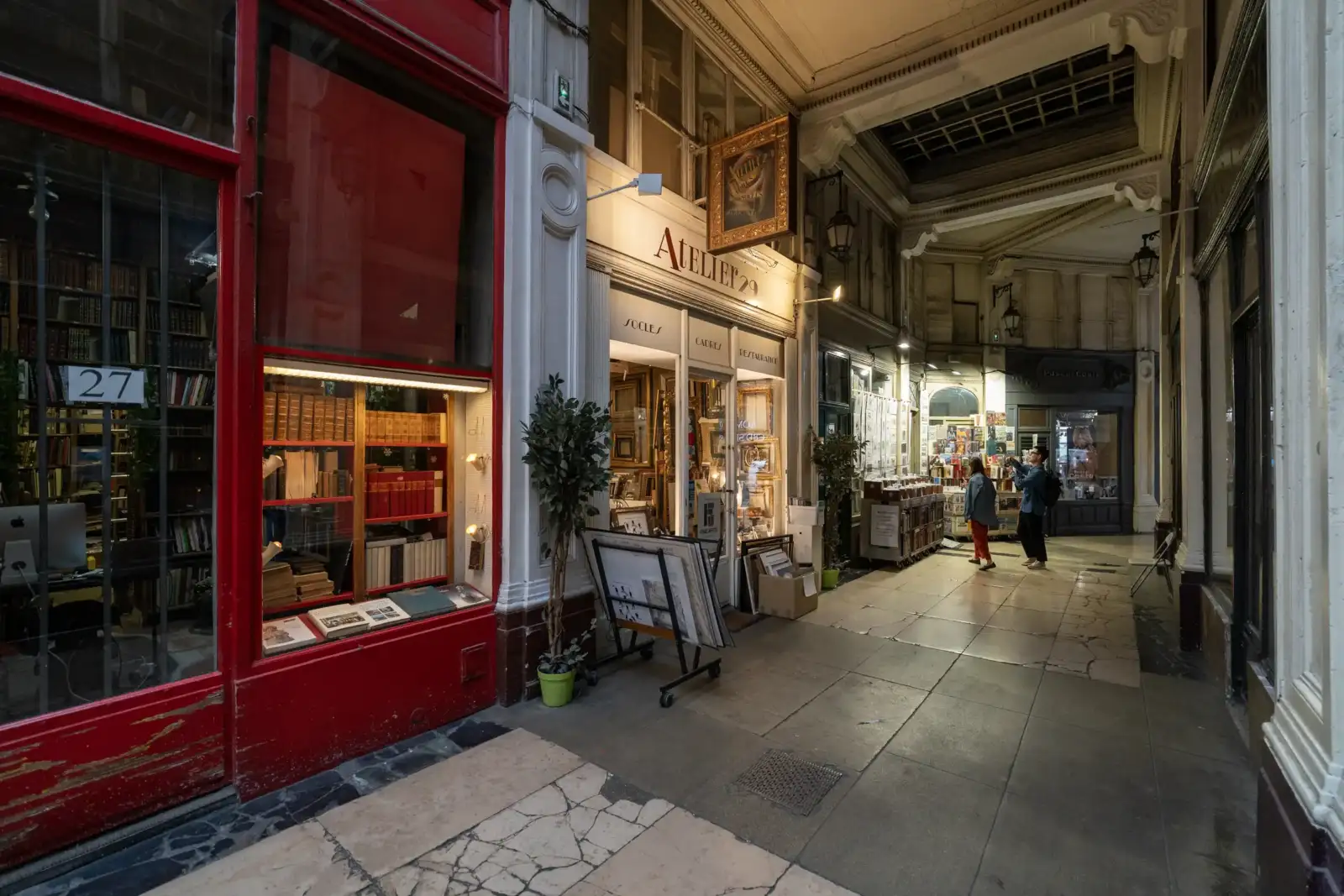 Vue intérieure du Passage Verdeau à Paris avec ses anciennes boutiques et vitrines.