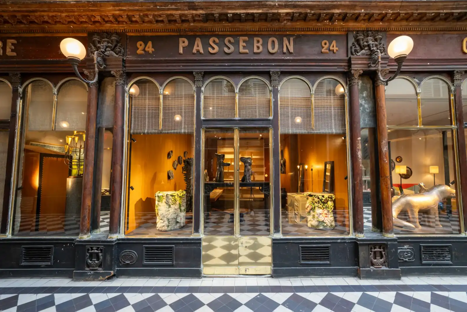 La devanture ancienne de la galerie d'art Passebon dans le Passage Véro-Dodat à Paris.