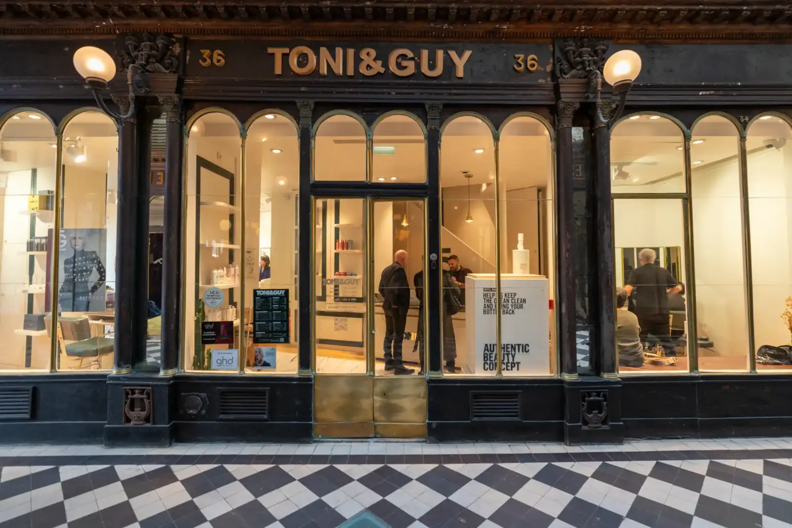 Façade élégante d'un salon de coiffure Toni et Guy dans le Passage Véro-Dodat parisien.