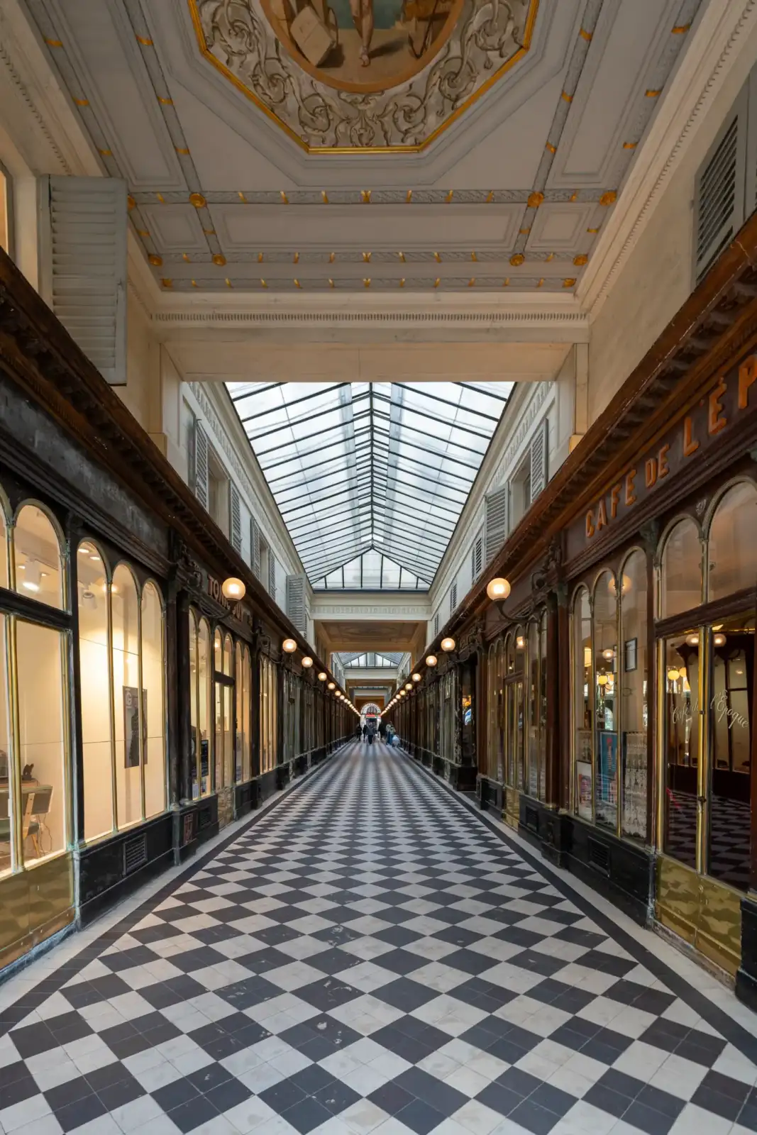 La perspective symétrique du Passage Véro-Dodat avec son sol carrelé noir et blanc.