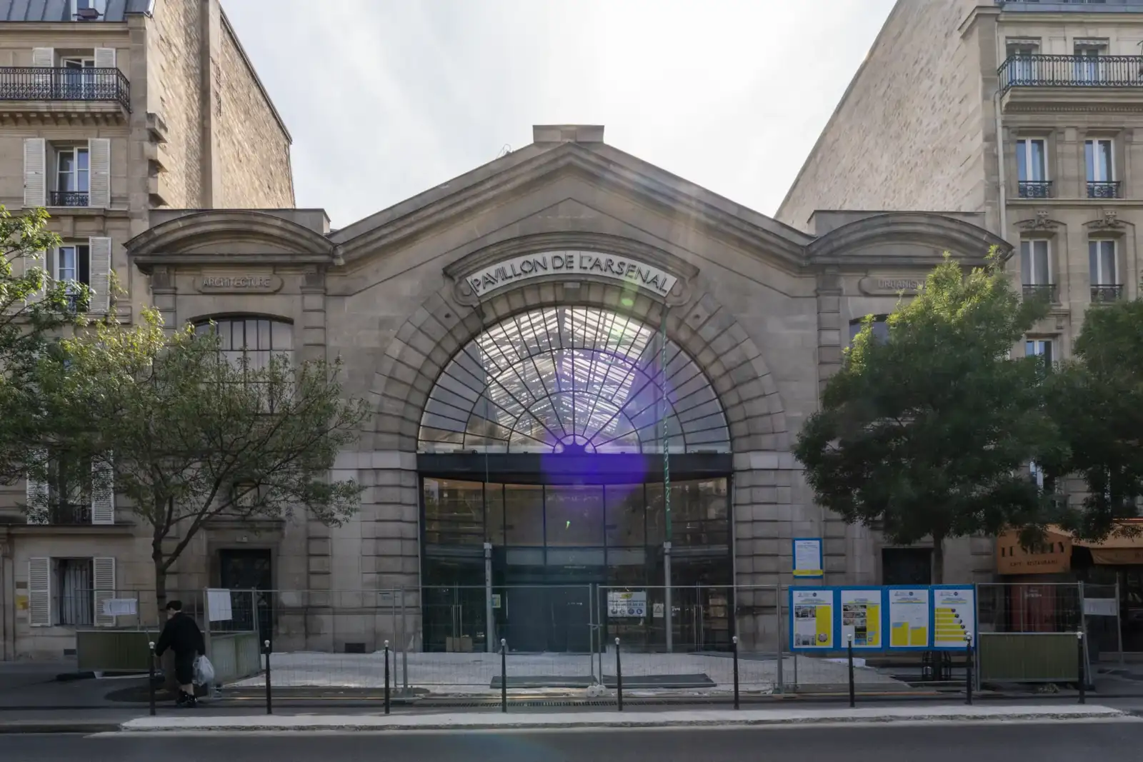 La façade en pierre du Pavillon de l Arsenal à Paris montre son immense verrière.
