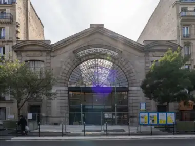 La façade en pierre du Pavillon de l Arsenal à Paris montre son immense verrière.