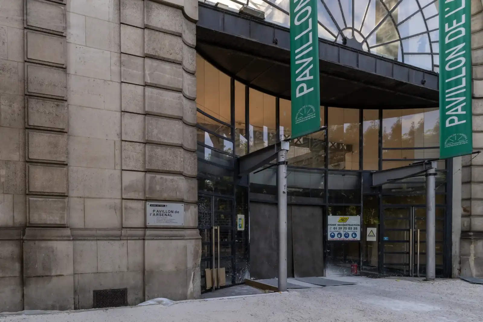 Façade en pierre et verre du Pavillon de l Arsenal à Paris.