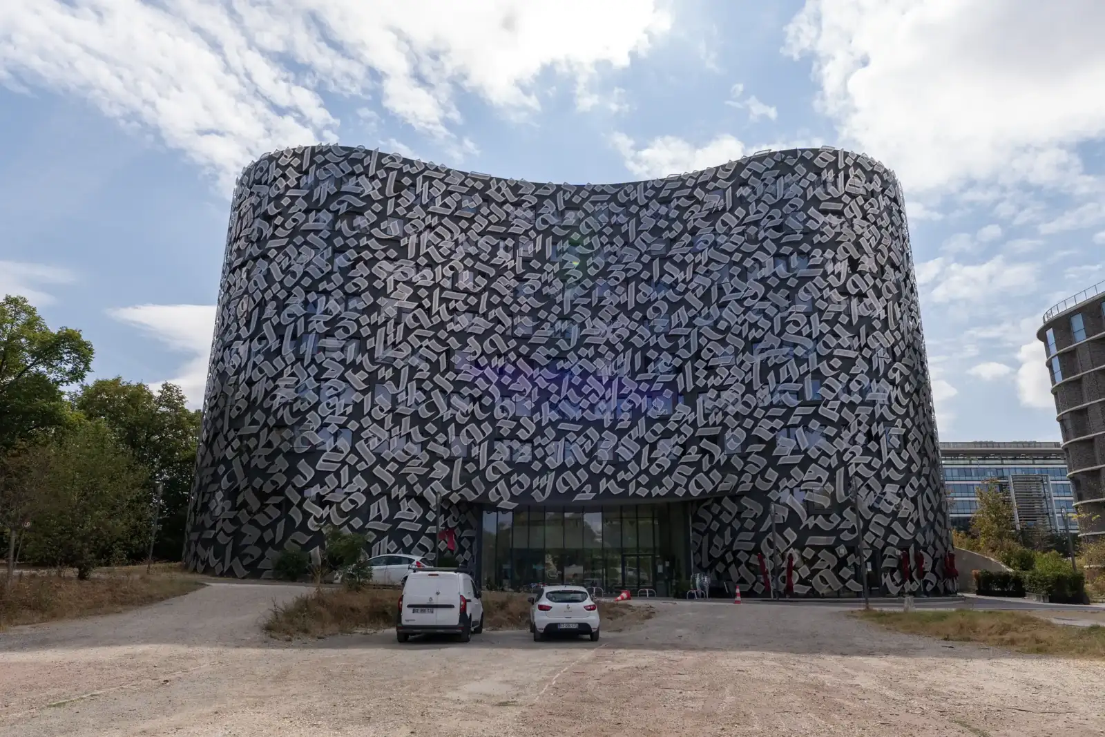 Vue extérieure du pavillon Habib Bourguiba à Paris avec sa façade ornée de motifs graphiques.