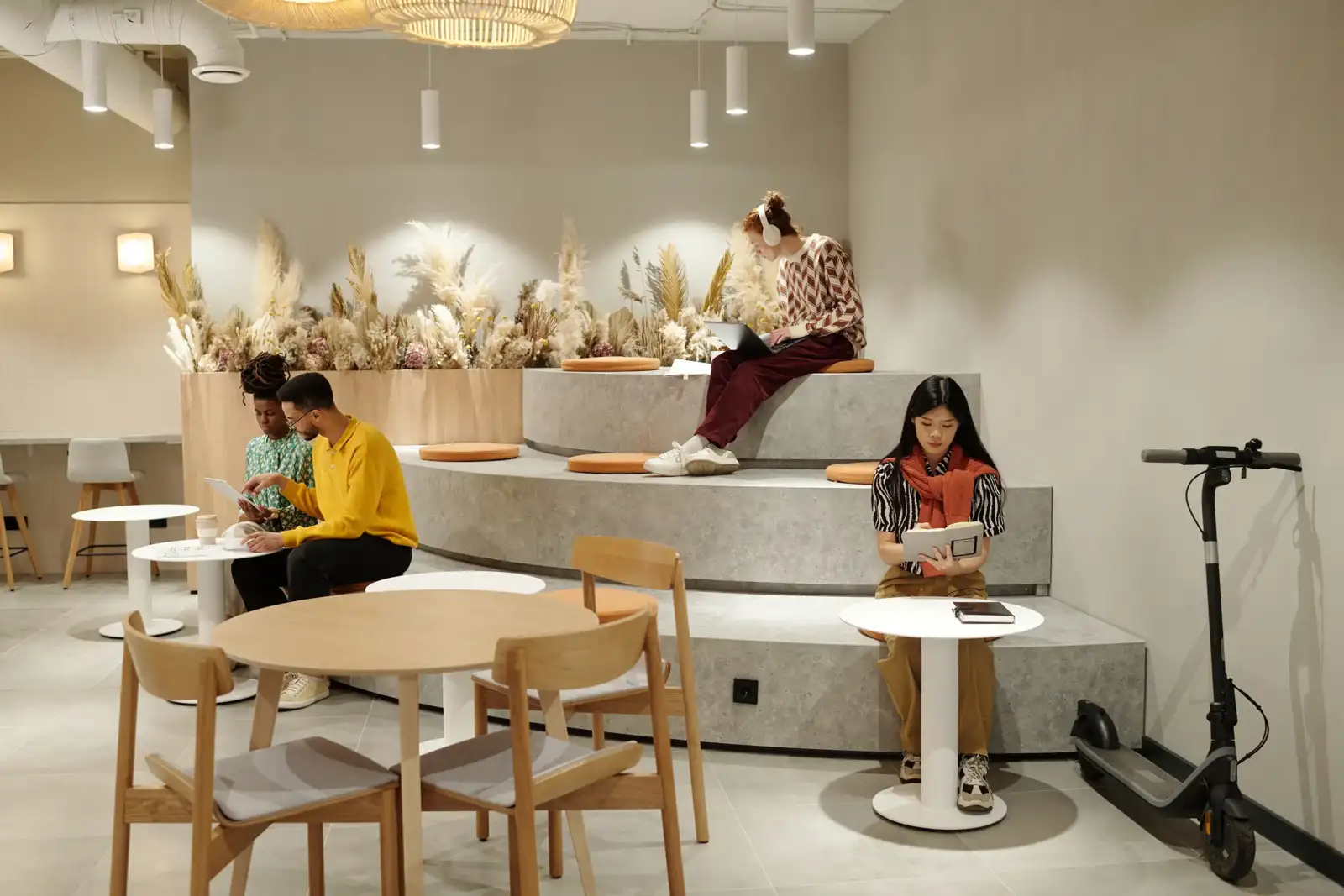 Plusieurs personnes travaillent ou étudient dans un espace de coworking moderne à Paris.