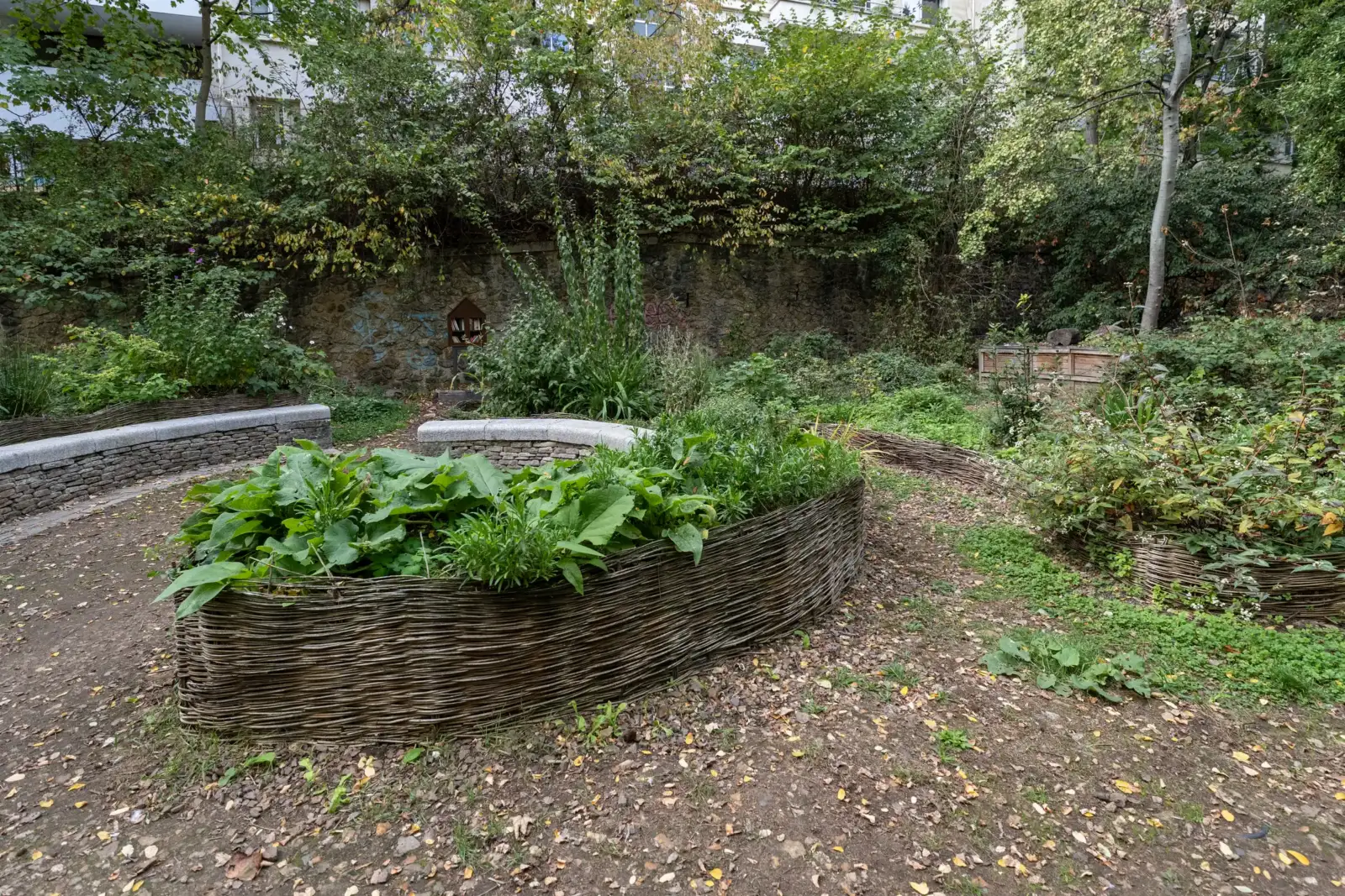 Un jardin partagé verdoyant s'étend sur l'ancienne voie ferrée de la Petite Ceinture parisienne.