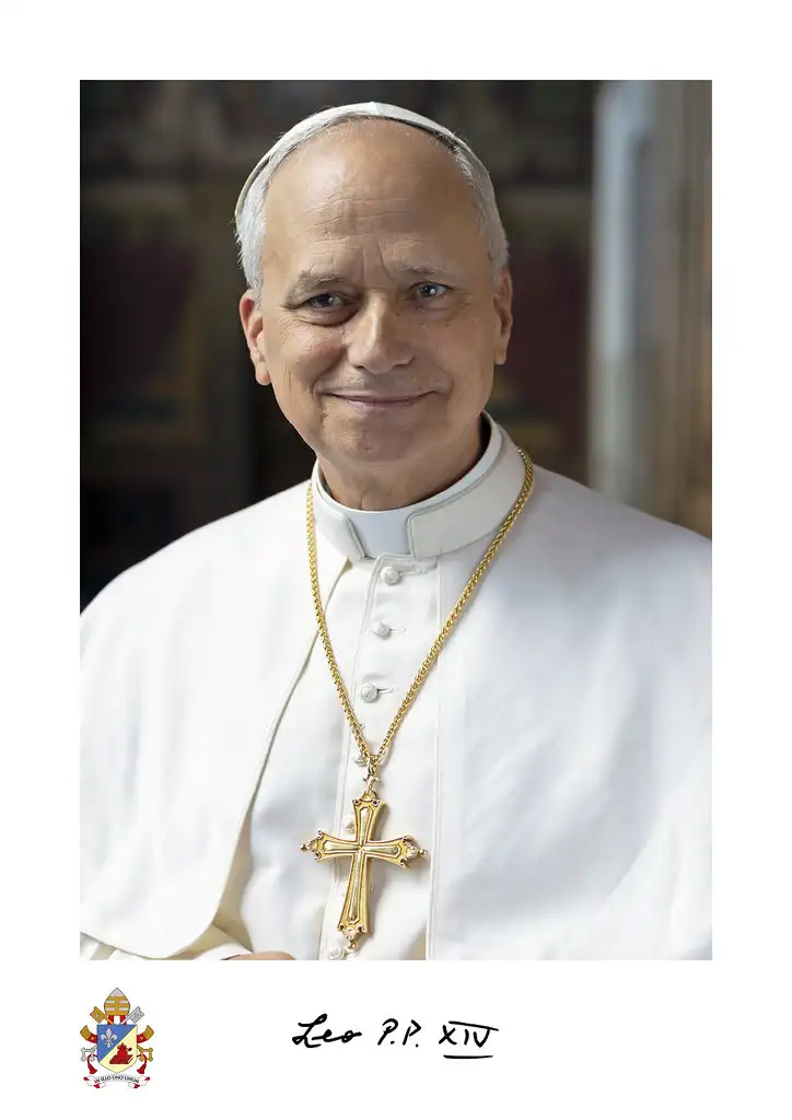 Portrait officiel du pape Léon XIV vêtu de blanc portant une croix dorée.