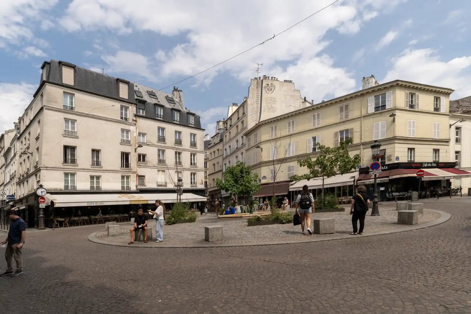 Des passants se promènent sur la place de la Contrescarpe à Paris.