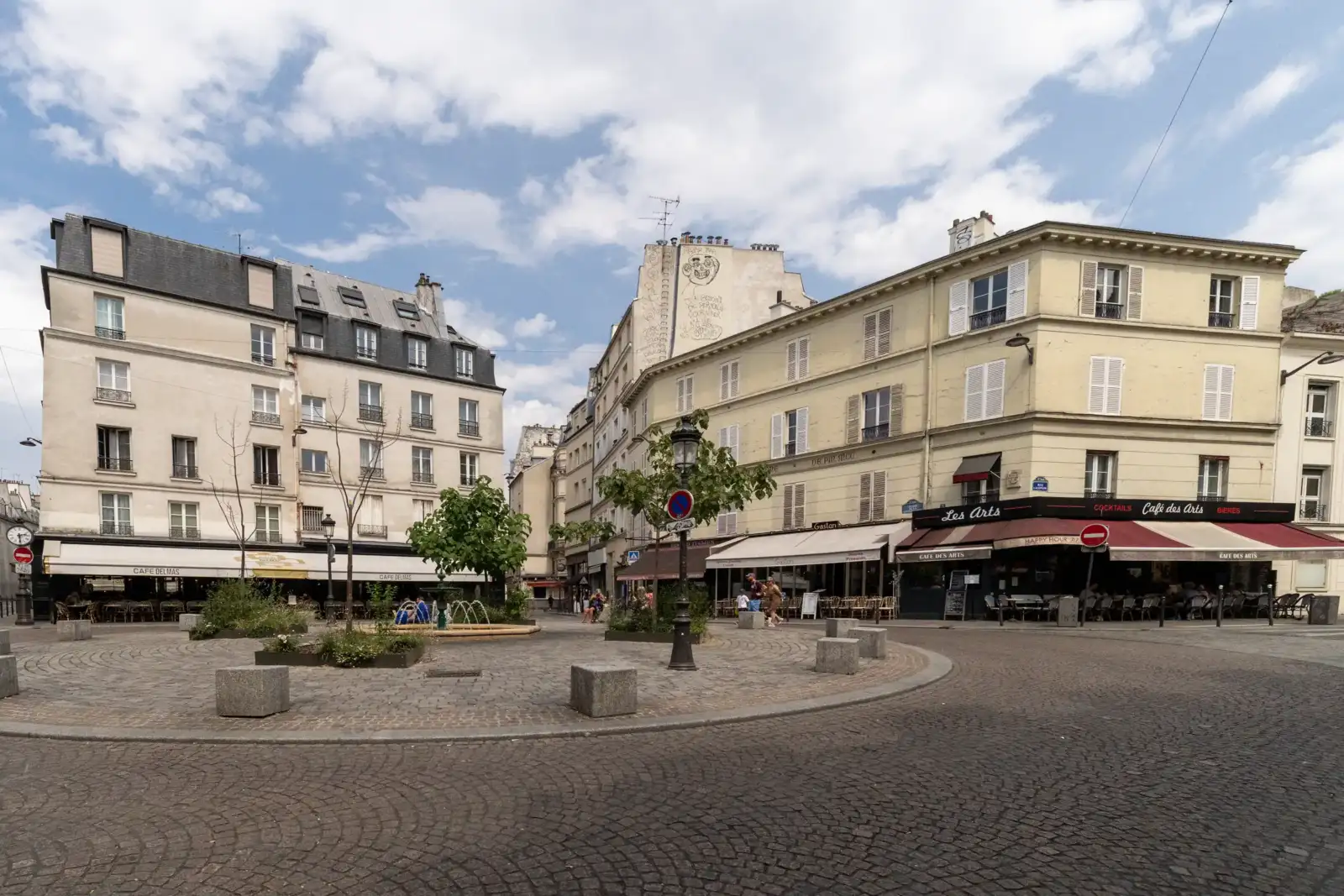 Façades d'immeubles parisiens anciens avec cafés et terrasses autour de la place de la Contrescarpe.