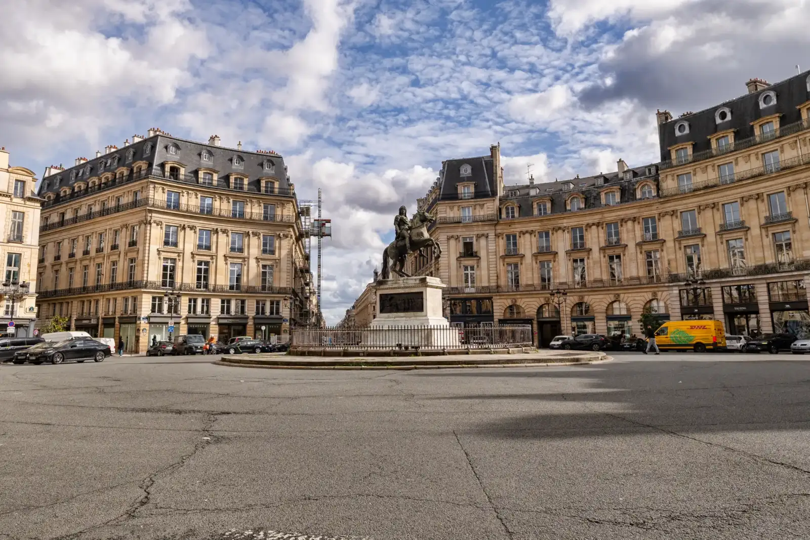 La statue équestre de Louis XIV trône au centre de la place des Victoires.