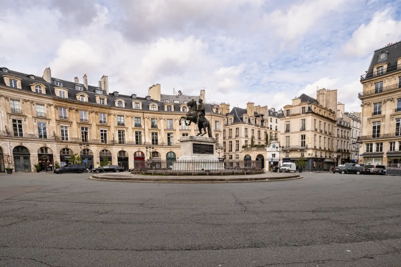 La statue équestre trône au centre de la place des Victoires à Paris.