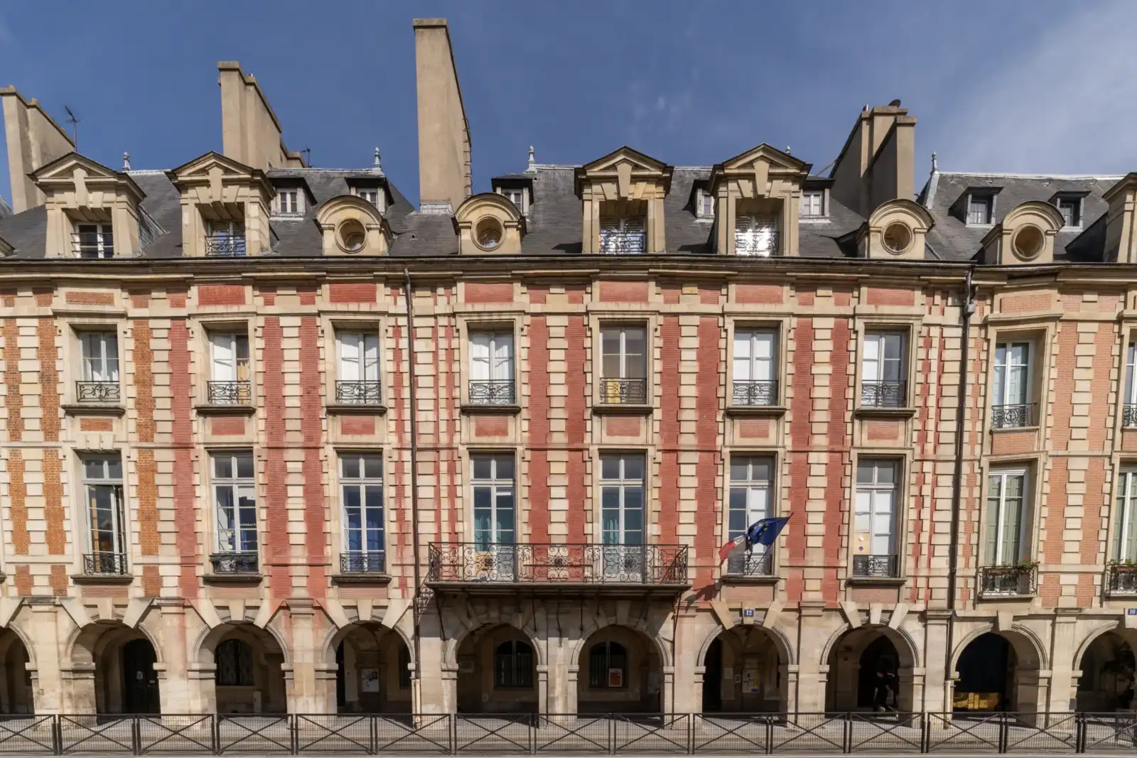 Vue de face de l'architecture classique des bâtiments historiques de la place des Vosges.