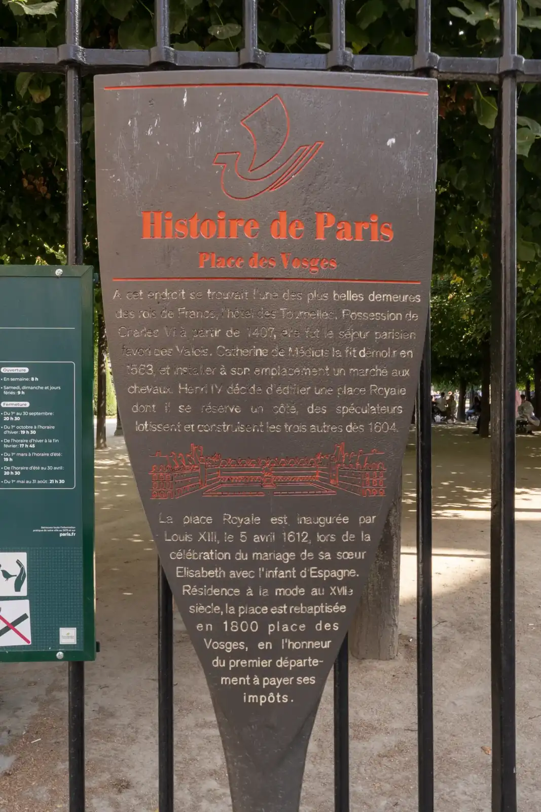 Un panneau d'information marron foncé sur l'histoire de la place des Vosges.