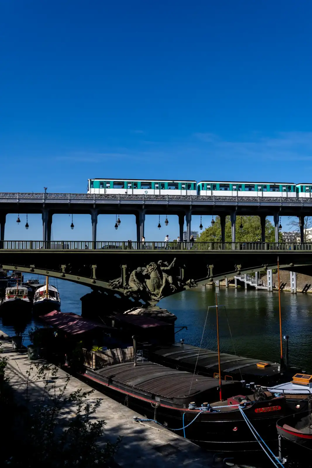 Une rame de métro traverse le pont de Bir-Hakeim à Paris au-dessus de la Seine.