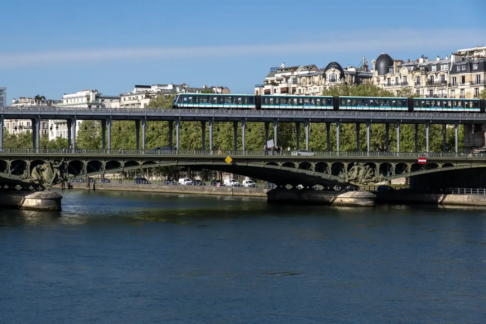 Une rame de métro traverse le pont de Bir Hakeim au-dessus de la Seine.