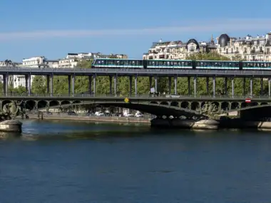 Une rame de métro traverse le pont de Bir Hakeim au-dessus de la Seine.