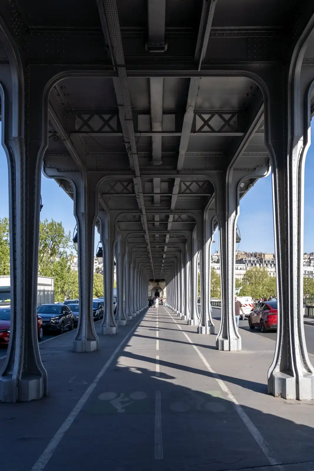 Vue en contre-plongée de l'architecture métallique rivetée du pont de Bir-Hakeim à Paris.