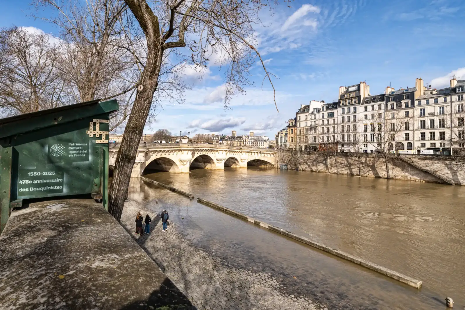 Une boîte de bouquiniste surplombe le Pont Neuf au-dessus de la Seine à Paris.