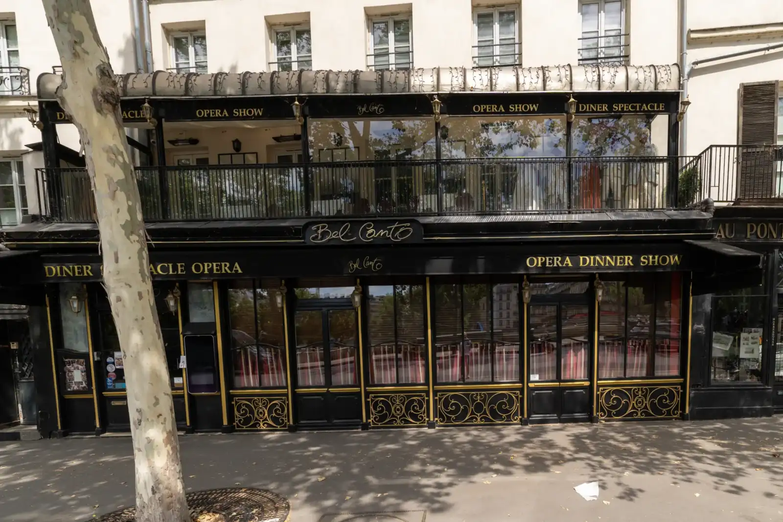 La façade noire et dorée du restaurant Bel Canto à Paris avec des inscriptions dorées.