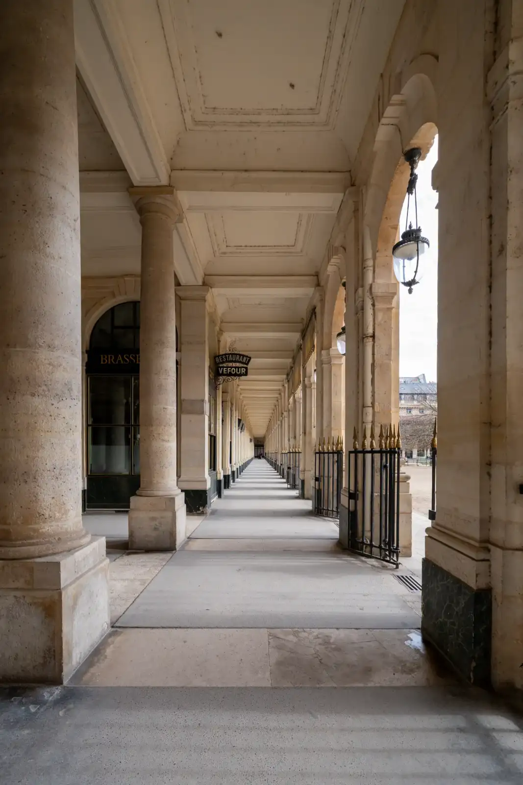 La galerie couverte et historique du restaurant Le Grand Véfour à Paris en perspective.