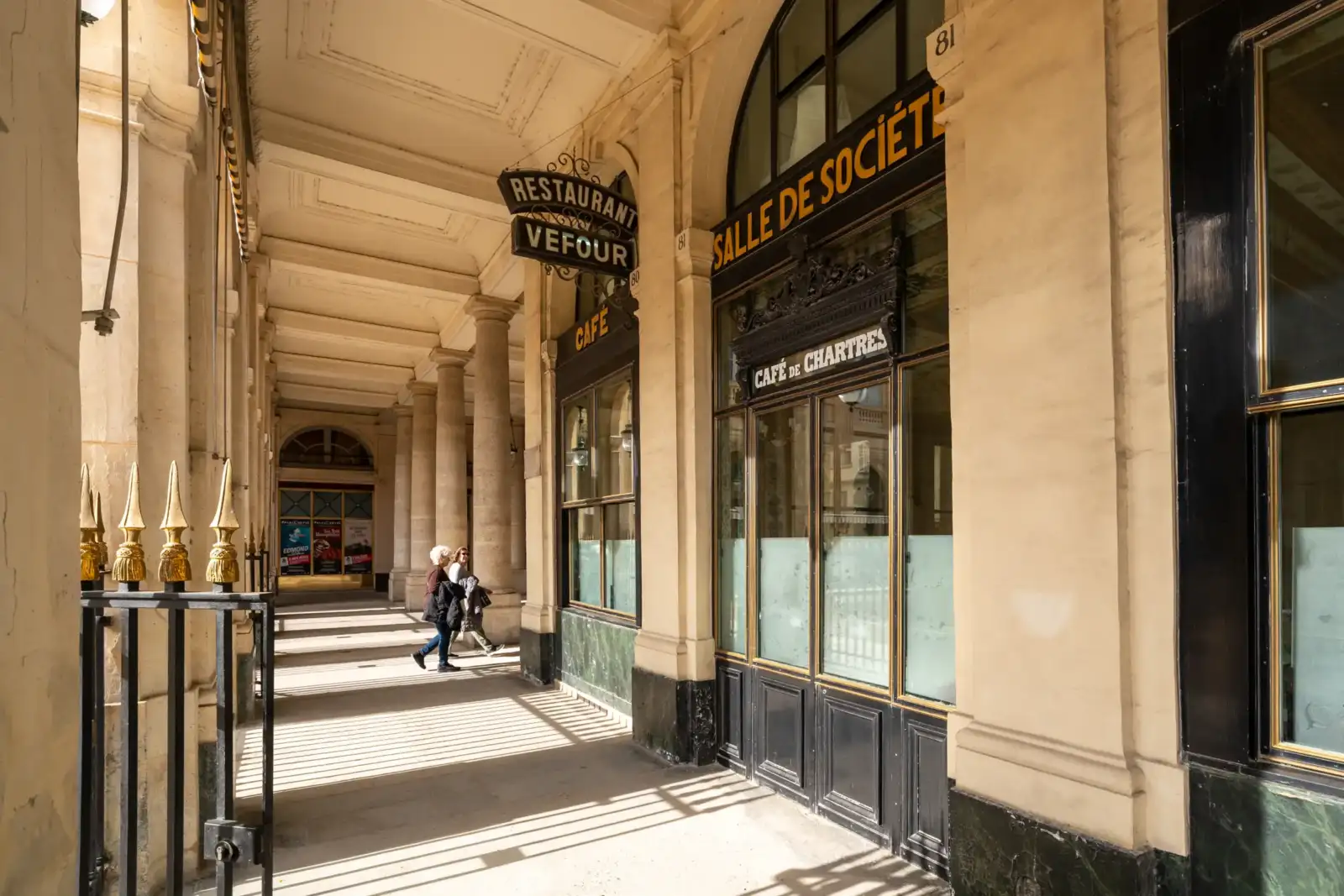 La façade historique du restaurant Le Grand Véfour sous les arcades du Palais Royal.