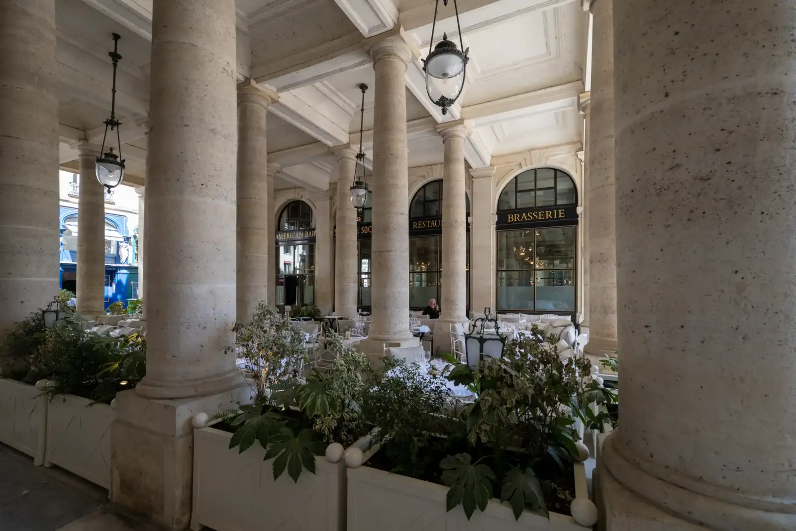 Vue des arcades et des colonnes de pierre du restaurant Le Grand Vefour.