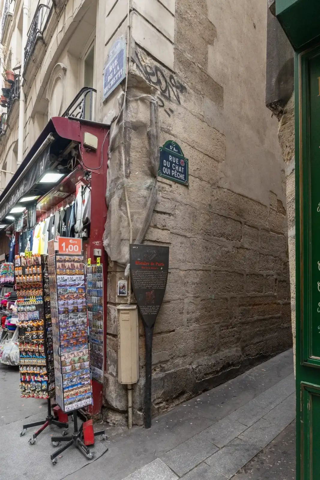 La plaque verte indique la rue du Chat qui Pêche dans le cinquième arrondissement parisien.
