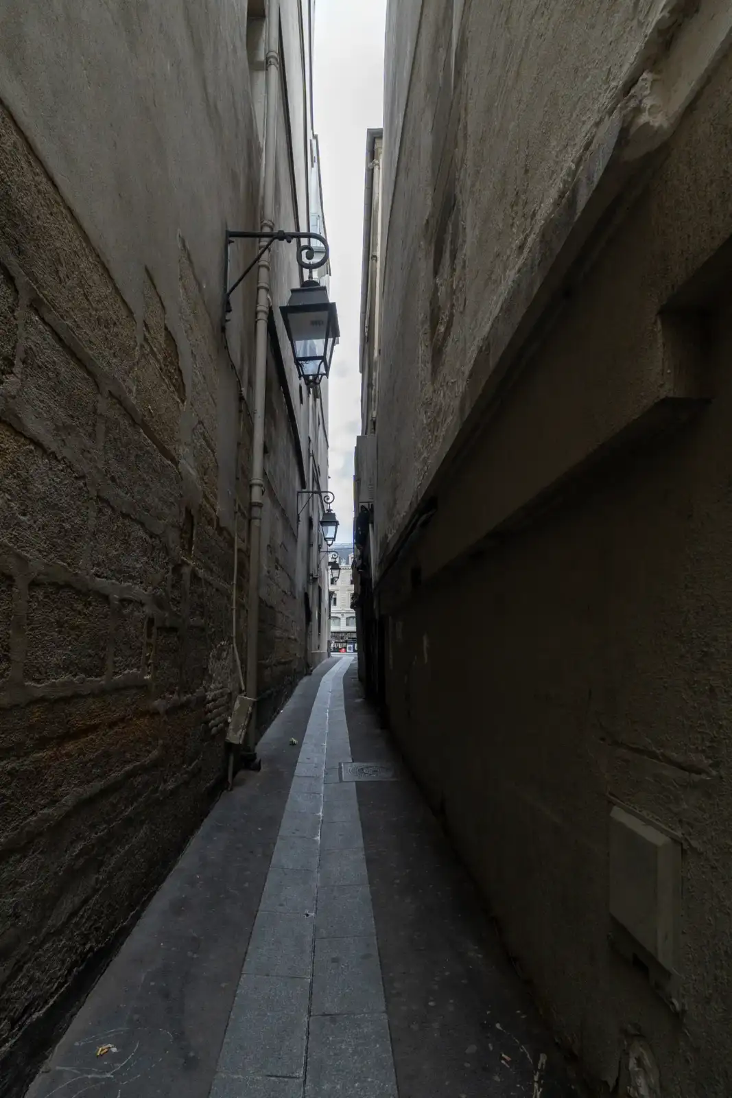 Vue en contreplongée de la très étroite et ancienne rue du Chat qui Pêche.